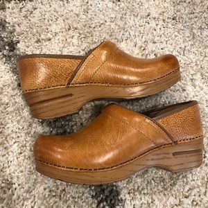 Dansko Women’s professional mule clog in HONEY.